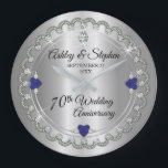 Grande Horloge Ronde Sapphire Jubilee Diamonds 70e anniversaire Mariage<br><div class="desc">Une élégance opulente encadre ce 70ème anniversaire mariage dans un design diamant à coquilles avec diamant central en larme aux accents saphir en forme de coeur et aux éclats faux ajoutés sur un dégradé argenté. Veuillez noter que tous les embellissements sont imprimés et ne sont faits que pour apparaître le...</div>