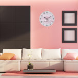 Grande Horloge Ronde Script de nom de la poussière rose de parties scin<br><div class="desc">Un arrière - plan métallique à l'aspect faux argenté, décoré de poussière de parties scintillant en faux rose. Personnalisez et ajoutez votre nom écrit avec un script de style à la main tendance avec des swashes. Pour que les swashes ne suppriment que le nom de l'échantillon, laissez les espaces ou...</div>