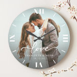 Grande Horloge Ronde Script de photo de mariage<br><div class="desc">Célébrez l'amour avec notre grande horloge de photo de mariage personnalisée avec un script élégant et un design moderne chic. Cette horloge photo personnalisée affiche magnifiquement votre photo de mariage préférée,  ce qui en fait un souvenir intemporel pour les jeunes mariés ou un cadeau d'anniversaire de mariage attentionné !</div>
