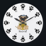 Grande Horloge Ronde Shalom ! - Chien mignon de carlin avec Menorah<br><div class="desc">C'est une petite horloge murale mignonne pour votre pièce d'enfant, comportant un petit chien doux de carlin de bande dessinée portant une kippa, et un menorah devant lui. Autour des bords, à côté des nombres sont les petits empreintes de pattes mignons ! Au-dessous du chien est le mot "Shalom !"...</div>
