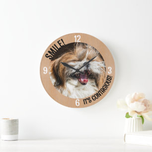 Grande Horloge Ronde Shihtzu riant sourire c'est un texte de coutume co
