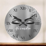 Grande Horloge Ronde Silver Glitter Sparkle Eyelashes Monogram<br><div class="desc">Argent Faux Parties scintillant à étincelles métalliques brossé Monogramme en métal Nom et cils initiaux (cils),  Extensions Eyelash et Yeux petite horloge décorative. Le design fait le cadeau parfait pour 16 ans,  mariage,  douche nuptiale,  anniversaire,  baby shower ou bachelorette pour quelqu'un à la recherche d'un style cool tendance.</div>