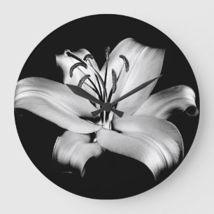 Grande Horloge Ronde Silver Lily : Élégance Florale Monochrome.