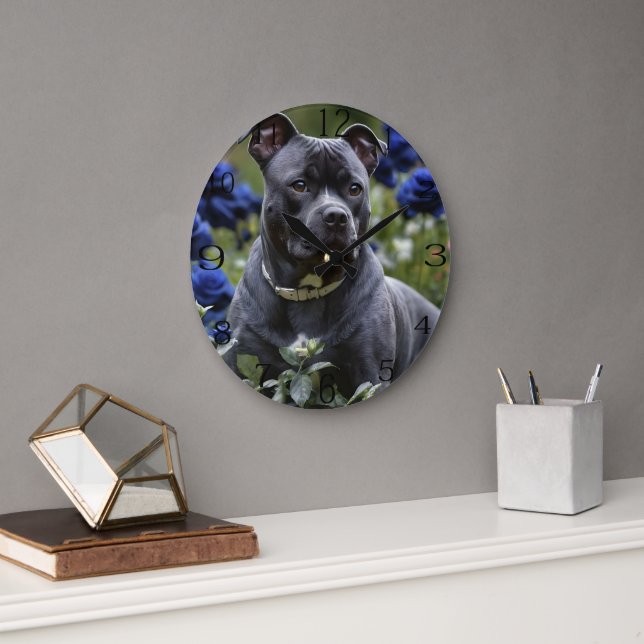 Grande Horloge Ronde Staffordshire Bull Terrier Dans Blue Rose Garden, (Bureau)