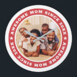 Grande Horloge Ronde Super Maman Depuis 20XX Modern Photo Simple<br><div class="desc">Ce design simple et moderne est composé de typographie serif et d'ajouter une photo personnalisée. Awesome Maman Depuis 20XX tourne autour de la photo de votre mère,  mère,  maman,  maman etc. C'est un cadeau parfait pour votre maman pour son anniversaire,  le jour de la mère,  Noël,  etc.</div>