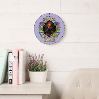 Grande Horloge Ronde Tant De Livres, Si Peu De Temps
