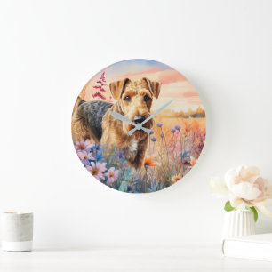 Grande Horloge Ronde Tervueren Airedale dans une prairie de fleurs sauv