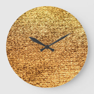 Grande Horloge Ronde Textile doré : macro arrière - plan glamour.