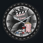 Grande Horloge Ronde Théâtre movie moderne<br><div class="desc">Horloge Cinéma Moderne Showtime. Il est idéal pour ajouter à votre salle de théâtre, à votre salle familiale, à votre salle de loisirs ou à votre entreprise. ⭐ Ce Produit est 100% Personnalisable. *****Cliquez sur le BOUTON PERSONNALISER pour ajouter, supprimer, déplacer, redimensionner, modifier, tourner, etc... n'importe quel graphique ou texte....</div>