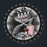 Grande Horloge Ronde Théâtre movie moderne<br><div class="desc">Horloge Cinéma Moderne Showtime. Il est idéal pour ajouter à votre salle de théâtre, à votre salle familiale, à votre salle de loisirs ou à votre entreprise. ⭐ Ce Produit est 100% Personnalisable. *****Cliquez sur le BOUTON PERSONNALISER pour ajouter, supprimer, déplacer, redimensionner, modifier, tourner, etc... n'importe quel graphique ou texte....</div>