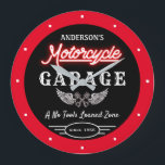 Grande Horloge Ronde Tout Nom Faux Neon Garage Depuis Date Rouge Noir<br><div class="desc">Un nom de garage à moto avec retro faux néon graphique numérique sur un arrière - plan noir avec une bordure rouge. Il suffit d'utiliser l'option "personnaliser ce modèle" pour modifier le texte. Drôle typographie de slogan avec n'importe quelle date. Choisissez simplement la couleur de la main et la taille...</div>