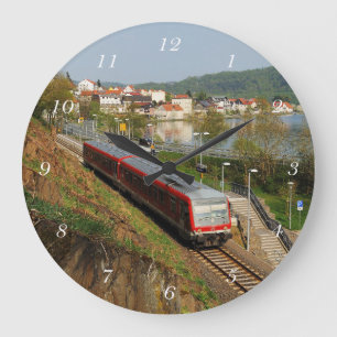 Grande Horloge Ronde Train de voyageurs à Herzhausen sur le lac d'Eder