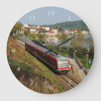 Train de voyageurs à Herzhausen sur le lac d'Eders