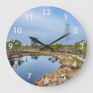 Grande Horloge Ronde Traversée en bois sur le marais avec tour