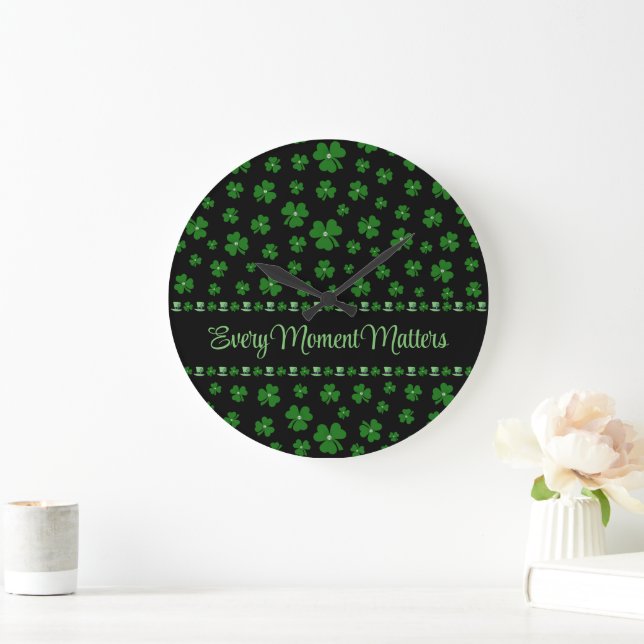Grande Horloge Ronde Trèfle personnalisé de la Saint-Patrick sur fond n (Maison)