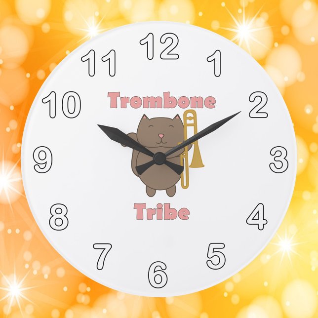 Grande Horloge Ronde Trombone Tribe Chat Brun (A clock with a brown cat holding a trombone and the words trombone tribe in pink.)