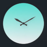 Grande Horloge Ronde Turquoise Ombre<br><div class="desc">Fond dégradé blanc et turquoise simple. Vous pouvez changer la couleur de fond pour changer les couleurs ombrées.</div>
