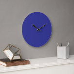 Grande Horloge Ronde Un arrière - plan bleu avec un squat blanc bien en<br><div class="desc">Ce produit frappant visuellement présente un arrière - plan bleu apaisant avec un carré blanc au centre,  créant un contraste audacieux qui ne manquera pas d'attirer l'attention. Parfait pour ajouter une touche moderne à tout espace.</div>