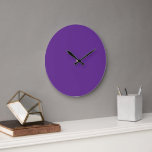 Grande Horloge Ronde Un arrière - plan violet solide avec un pourcentag<br><div class="desc">Cette impression méticuleusement conçue présente un arrière - plan violet solide frappant avec un carré blanc propre placé au centre, offrant un impact visuel audacieux et sophistiqué. La simplicité du design en fait une pièce polyvalente qui peut améliorer sans effort n'importe quel espace avec son esthétique moderne.</div>