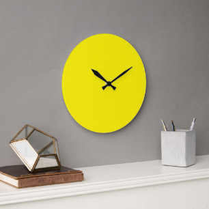 Grande Horloge Ronde Un carré jaune centré sur un fond blanc propre