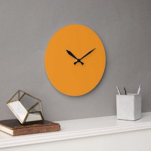Grande Horloge Ronde Un carré orange vif entouré d'une bordure blanche
