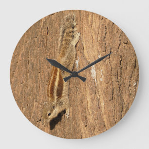 Grande Horloge Ronde Un écureuil de palme indien sur un tronc d'arbre