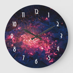 Grande Horloge Ronde Un feu de camp avec des membres en feu