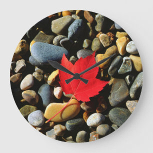 Grande Horloge Ronde Une feuille d'érable sur un Arrière - plan de ro
