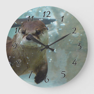 Grande Horloge Ronde Une jolie loutre Brown nageant dans une piscine bl