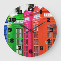 Une rangée des cabines téléphoniques brillamment