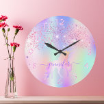 Grande Horloge Ronde Unicorne parties scintillant rose violet nom monog<br><div class="desc">Un arrière - plan tendance aux couleurs arc-en-ciel aux couleurs pastel unicorne et arc-en-ciel rose, violet, or rose, vert menthe. Décoré avec de la poussière de parties scintillant en rose et violet. Décoré d'une licorne de couleur arc-en-ciel. Personnalisez et ajoutez un nom, écrit avec un script de style à la...</div>