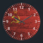 Grande Horloge Ronde Union Soviétique Flag on Old Wood Grain<br><div class="desc">N'hésitez pas à modifier le design selon vos préférences. Vous pouvez modifier l'emplacement de conception, l'orientation, les couleurs et la taille des arrière - plans. De plus, vous pouvez ajouter votre propre texte, ou slogan définir sa police, son emplacement et sa taille, le tout afin de créer le cadeau personnel...</div>