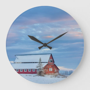 Grande Horloge Ronde Vieille grange rouge en bois dans la vallée