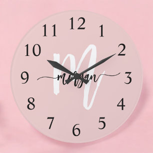 Grande Horloge Ronde Vierge rose moderne Script Girl Monogramme Nom