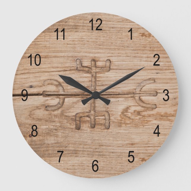 Grande Horloge Ronde Viking rune on cracked wood (Recto)