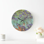 Grande Horloge Ronde Vincent van Gogh - Irises<br><div class="desc">Irises (1889) de Van Gogh est un post impressionnisme vintage de peinture de nature fleurie d'art. Un groupe d'iris à barbe violet et une seule fleur d'iris blanc poussent dans un jardin. C'était l'une de ses premières peintures alors qu'il était à l'asile à Saint-Rémy-de-Provence. En 1987, il est devenu le...</div>