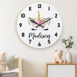Grande Horloge Ronde Visage Unicorne avec cils Nom personnalisé<br><div class="desc">Visage Unicorne Avec Eyelashes Nom Personnalisé Grand Horloge. Personnalisez ce design personnalisé avec votre propre nom ou texte.</div>