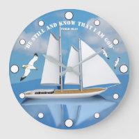 Voile Yacht sur eau calme avec mouettes volantes