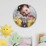 Grande Horloge Ronde Vous Êtes Mon Sunshine Cute Tournesol Jaune Photo<br><div class="desc">Vous Êtes Mon Sunshine Cute Tournesol Jaune Photo Grand Mur Horloge. Un cadeau pour les enfants cette saison des Fêtes. Customisez l'horloge en téléchargeant une photo. Pour toute personnalisation supplémentaire,  n'hésitez pas à me contacter à l'adresse mypaperlove2021@gmail.com</div>