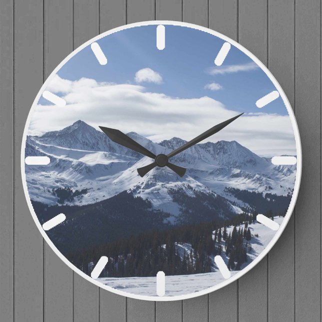 Grande Horloge Ronde Vue sur les montagnes alpines neigeuses. (Créateur téléchargé)