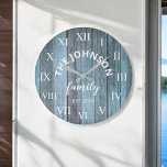 Grande Horloge Ronde Wood Nom de famille personnalisé Rustic Beach<br><div class="desc">L'horloge murale style Beach House en bois bleu est parfaite pour votre maison de vacances maison de plage. Customisez avec votre nom de famille et votre année établie pour un cadeau unique et personnalisé d'anniversaire ou de Noël.</div>