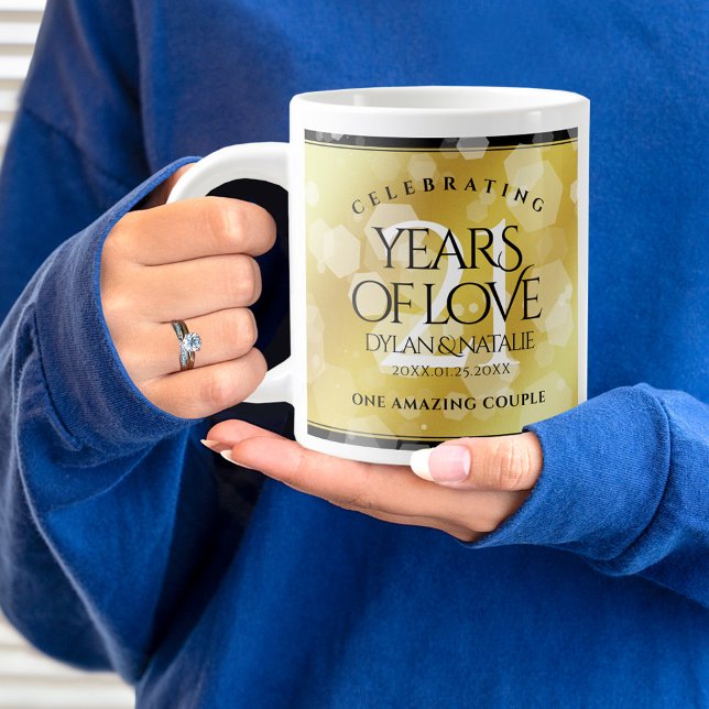 Grande Tasse 21ème anniversaire de Mariage en laiton (21st wedding anniversary jumbo coffee mug held by woman sporting a wedding ring and blue sweatshirt.)