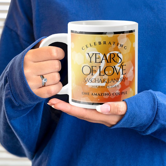 Grande Tasse 23e anniversaire de Mariage de Topaz impérial (23rd wedding anniversary giant mug held by woman sporting a wedding ring and blue sweater.)