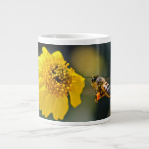 Grande Tasse Abeille Pollinisant une Fleur Jaune