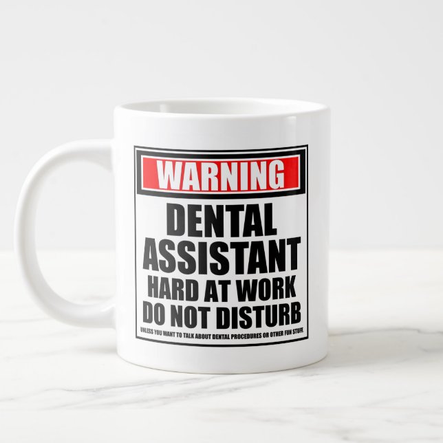 Grande Tasse Avertissement Dental Assistant Dur au travail (Gauche)
