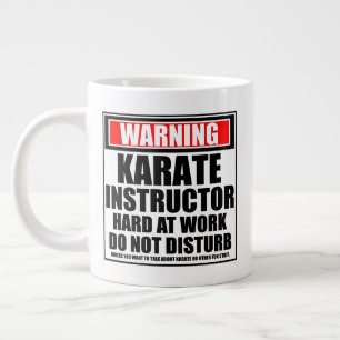 Grande Tasse Avertissement instructeur de karaté travaille dur