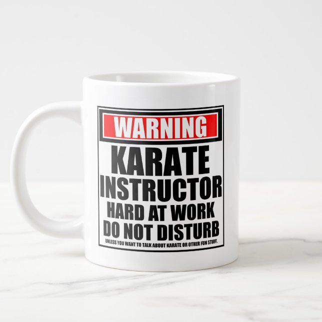 Grande Tasse Avertissement Karate Instructeur dur au travail (Gauche)
