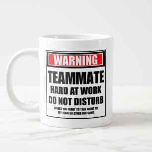 Grande Tasse Avertissement Le Camarade Dur Au Travail Ne Dérang