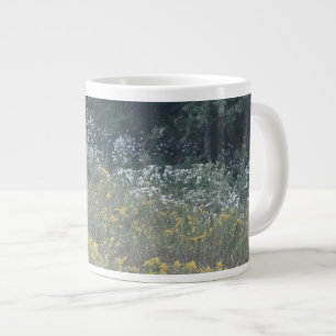 Grande Tasse Belle Septembre Fleurs sauvages dans une prairie s