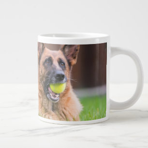 Grande Tasse Berger Allemand Avec Bal De Tennis